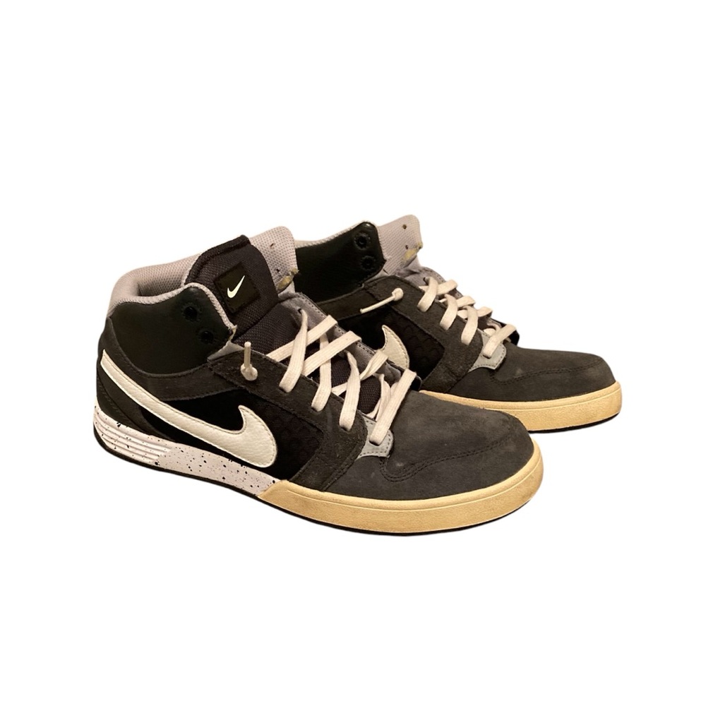 Nike men’s high top skateboard sneakers. Black and gray. Size 9.
